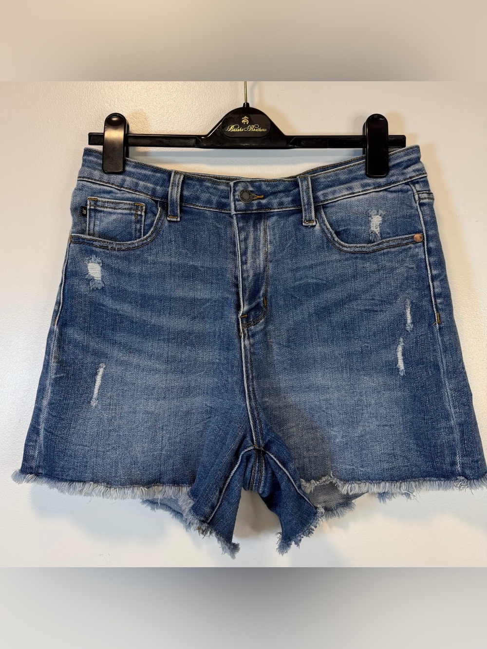 Judy Blue Distressed Frayed Hem Denim Shorts 3 inch inseam Women’s Large